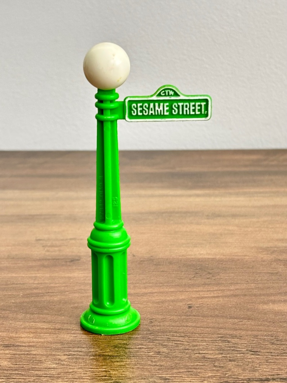 VINTAGE Fisher Price Little People Sesame Street Sign Lamp Post Green 1970's Toy